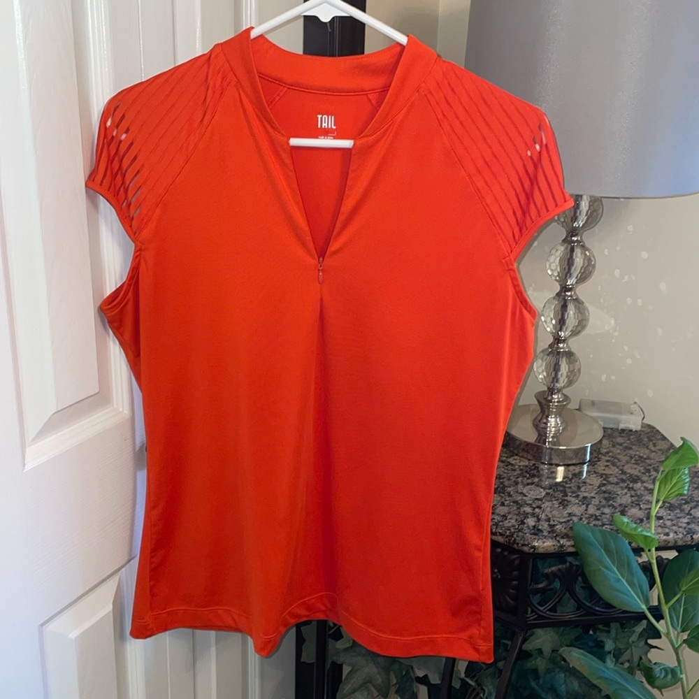 Tail golf top